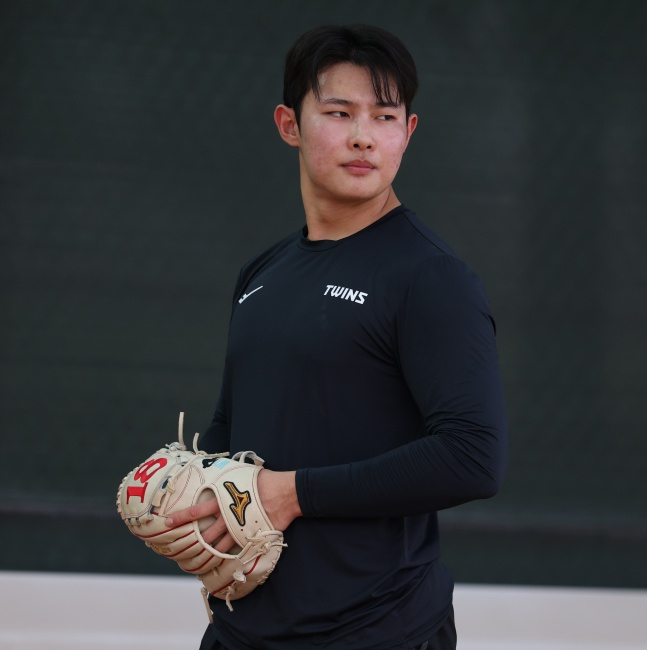 金荣宇最近在美国亚利桑那州斯科茨代尔举行的2026LG春季集训上投球。 =照片=LG twins提供。