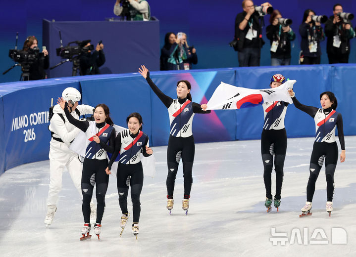 18日(当地时间)，在意大利米兰冰上滑冰竞技场举行的2026米兰•科尔蒂纳丹佩佐冬奥会短道速滑女子3000米接力决赛中，韩国女子代表队获得了金牌。 =照片=newsis。