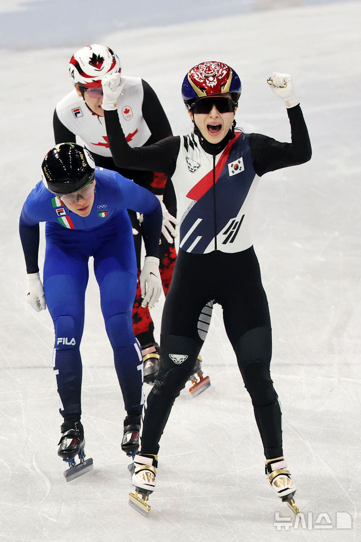  18日(当地时间)，在意大利米兰冰上溜冰竞技场举行的2026米兰•科尔蒂纳丹佩佐冬奥会短道速滑女子3000米接力决赛中，金基利获得了金牌。 =照片=newsis。