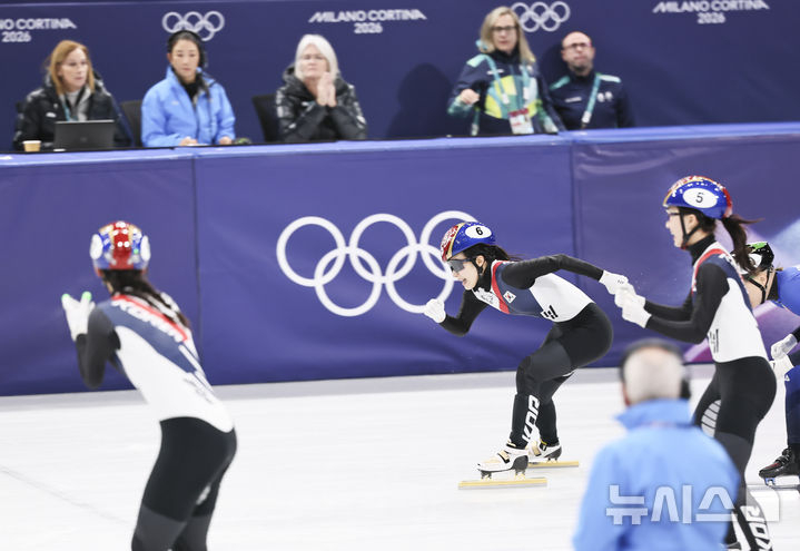 18日(当地时间)，在意大利米兰冰上滑冰馆举行的2026米兰•科尔蒂纳丹佩佐冬奥会女子短道速滑3000米接力决赛中，短道速滑选手金吉利正在冲过终点线。 =照片=newsis。