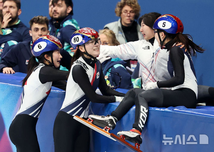  18日(当地时间)，在意大利米兰冰上滑冰馆举行的2026米兰•科尔蒂纳丹佩佐冬奥会短道速滑女子3000米接力决赛中，韩国女子代表队获得金牌后激动不已。