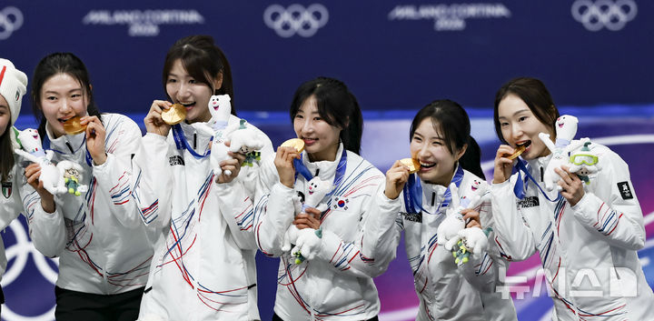 18日(当地时间)，在意大利米兰冰上滑冰馆举行的2026米兰•科尔蒂纳丹佩佐冬奥会女子短道速滑3000米接力颁奖仪式上，韩国女子短道速滑代表队获得了金牌。 =照片=newsis。