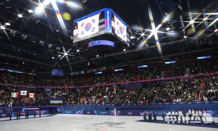 18日(当地时间)，在意大利米兰冰上滑冰馆举行的2026米兰•科尔蒂纳丹佩佐冬奥会女子短道速滑3000米接力颁奖典礼上，女子短道速滑代表队获得金牌后，赛场上响起了国歌。 =照片=newsis。