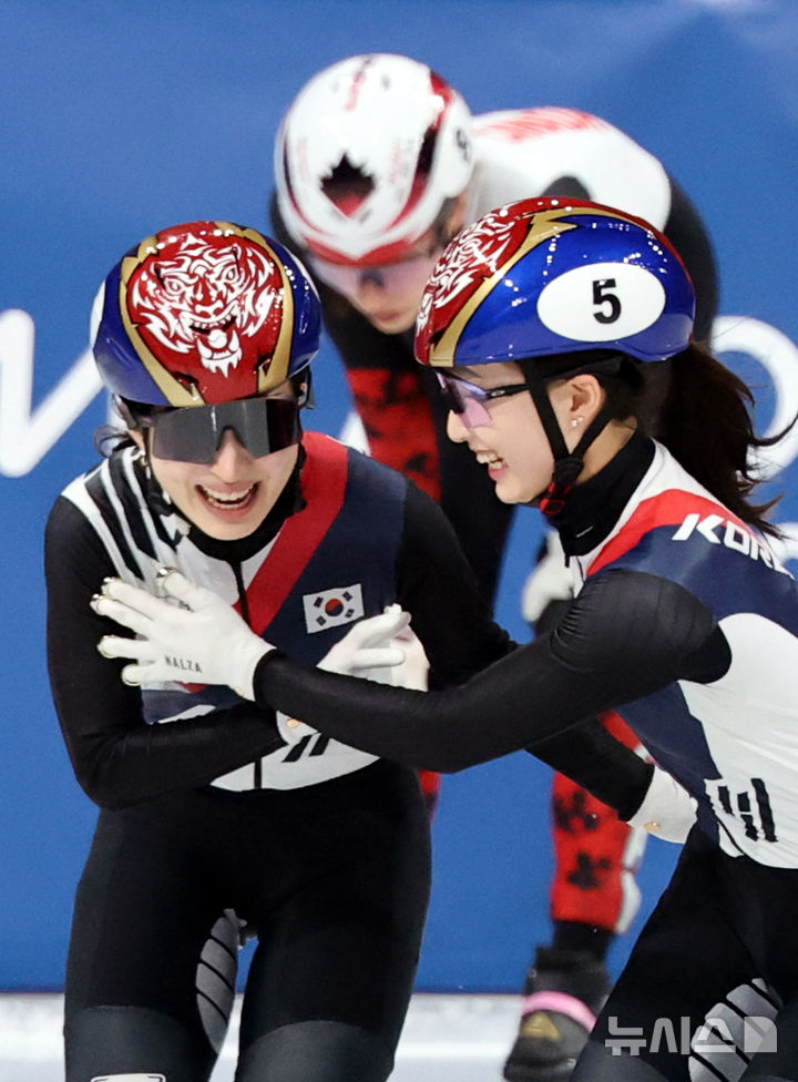 获得金牌后露出灿烂笑容的金吉丽（左）和崔敏静。 =照片=newsis。