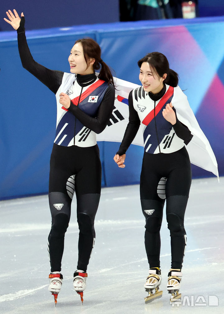  当地时间18日，在意大利米兰冰上竞技场举行的2026米兰冬奥会女子短道速滑3000米接力决赛中，短道速滑选手崔敏静（左）和金吉利在比赛中获得金牌后分享着喜悦。 =照片=newsis。