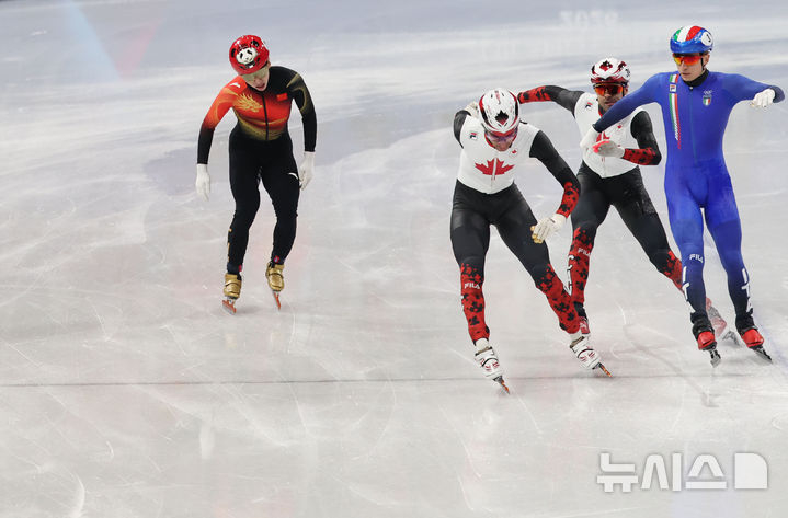 18日(当地时间),在意大利米兰冰上滑冰馆举行的2026米兰•科尔蒂纳丹佩佐冬奥会短道速滑男子500米四分之一决赛中,来自韩国的中国入籍选手林孝俊(韩国名林孝俊,左一)正在进入决赛。 =照片=newsis。