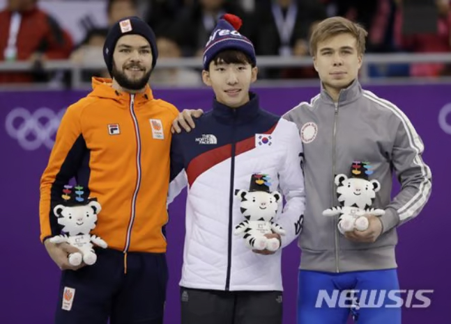 2018年平昌冬奥会短道速滑男子1500米金牌得主林孝俊(中)。 =照片=newsis。