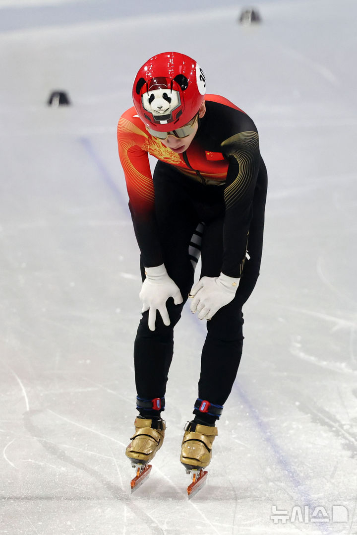 18日(当地时间),在意大利米兰冰上滑冰馆举行的2026米兰•科尔蒂纳丹佩佐冬奥会短道速滑男子500米半决赛结束后,韩国籍选手林孝俊(韩国名林孝俊)正在缓气。 =照片=newsis。