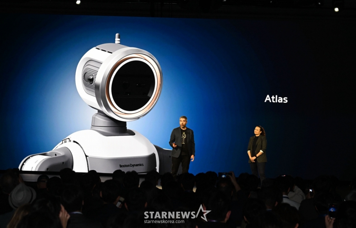 5日（当地时间），在美国拉斯维加斯曼德勒海湾会展中心举行的"CES 2026现代汽车集团媒体日"上，波士顿动力公司Alberto Rodriguez Atlas行动政策负责人、谷歌深度思维公司总管Carolina Parada Robotics正在发表演讲。 （照片=现代汽车集团提供）2026.01.06. photo@newsis.com *禁止再销售和DB / 照片=柳贤珠。