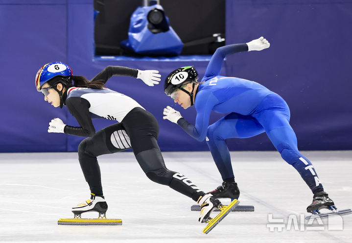 12月18日（当地时间），在意大利米兰冰上滑冰馆中举行的2026米兰·科尔蒂纳丹佩佐冬奥会女子短道速滑3000米接力决赛中，短道速滑选手金吉利力压意大利选手阿丽亚娜·丰塔纳（ariana pontana）反败为胜。 =照片=newsis。