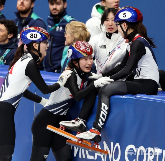  图为1月18日（当地时间），在意大利米兰冰上滑冰竞技场举行的2026米兰·科尔蒂纳丹佩佐冬奥会短道速滑女子3000米接力赛上，韩国女队正在庆祝。 =照片=newsis。