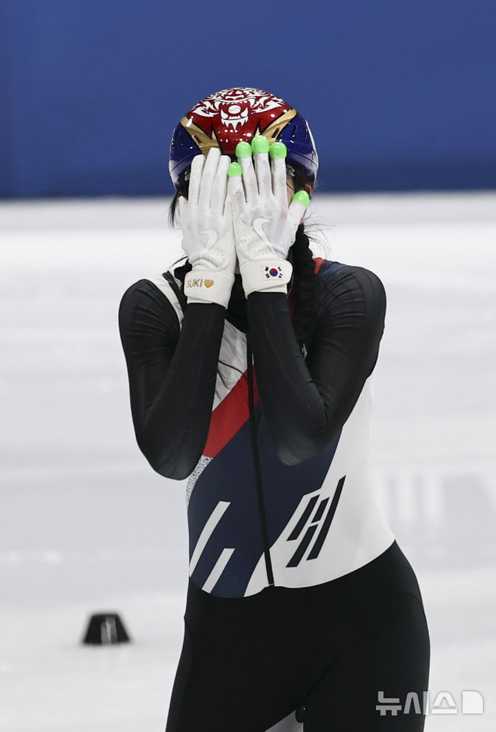  18日(当地时间)，在意大利米兰冰上滑冰馆举行的2026米兰•科尔蒂纳丹佩佐冬奥会女子短道速滑3000米接力决赛中，短道速滑选手沈锡希摘得金牌后流下了眼泪。 =照片=newsis。