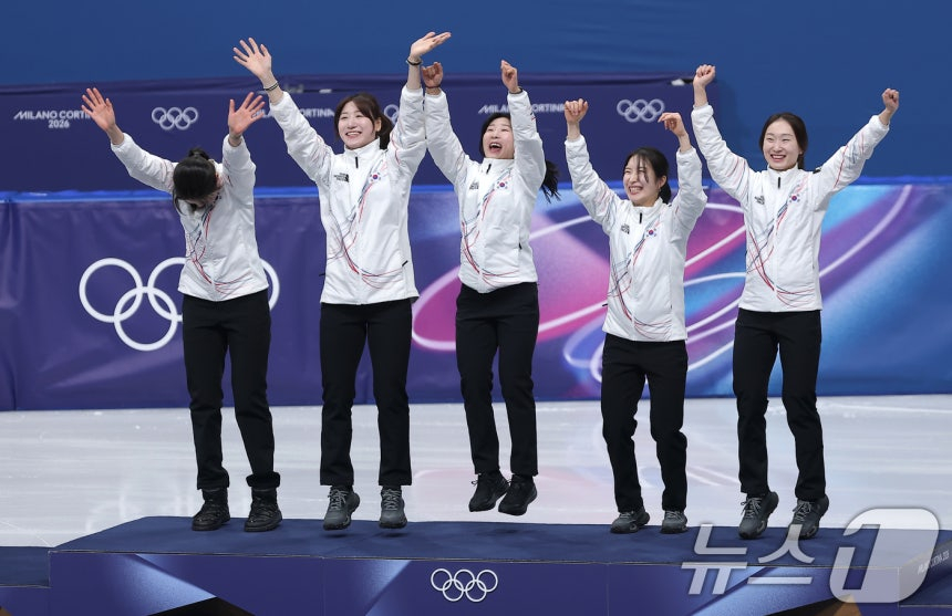 2月18日（当地时间），在意大利米兰冰上滑冰馆举行的2026米兰·科尔蒂纳丹佩佐冬奥会短道速滑女子3000米接力颁奖典礼上，韩国女子短道速滑代表队李素妍正在登上领奖台。 =照片=news1