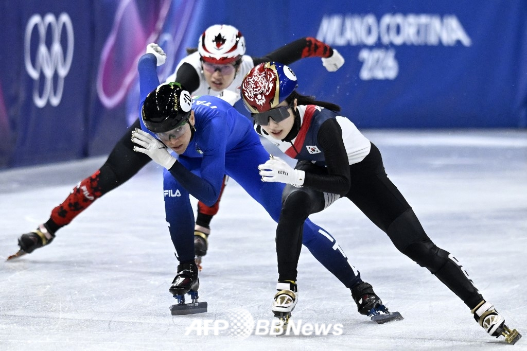 韩国时间19日，意大利短道速滑英雄阿丽安娜•庞塔娜(中)在位于意大利米兰的冰上滑冰馆举行的2026米兰•科尔蒂纳丹佩佐冬奥会短道速滑女子3000米接力决赛中，被吉吉莉(右)逆转。 =法新社BBNews=新闻1。 