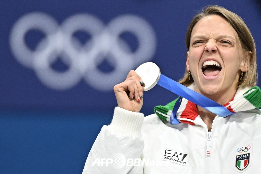 他就是意大利短道速滑英雄阿丽安娜•方塔娜。 =法新社BBNews=新闻1。