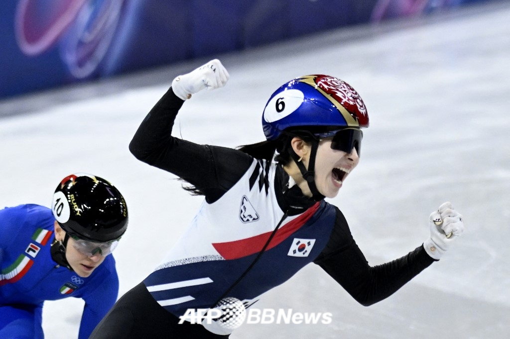 韩国时间19日，意大利短道速滑英雄阿丽安娜•庞塔娜(中)在位于意大利米兰的冰上滑冰馆举行的2026米兰•科尔蒂纳丹佩佐冬奥会短道速滑女子3000米接力决赛中，被吉吉莉(右)逆转，顺利通过终点线。 =法新社BBNews=新闻1。 