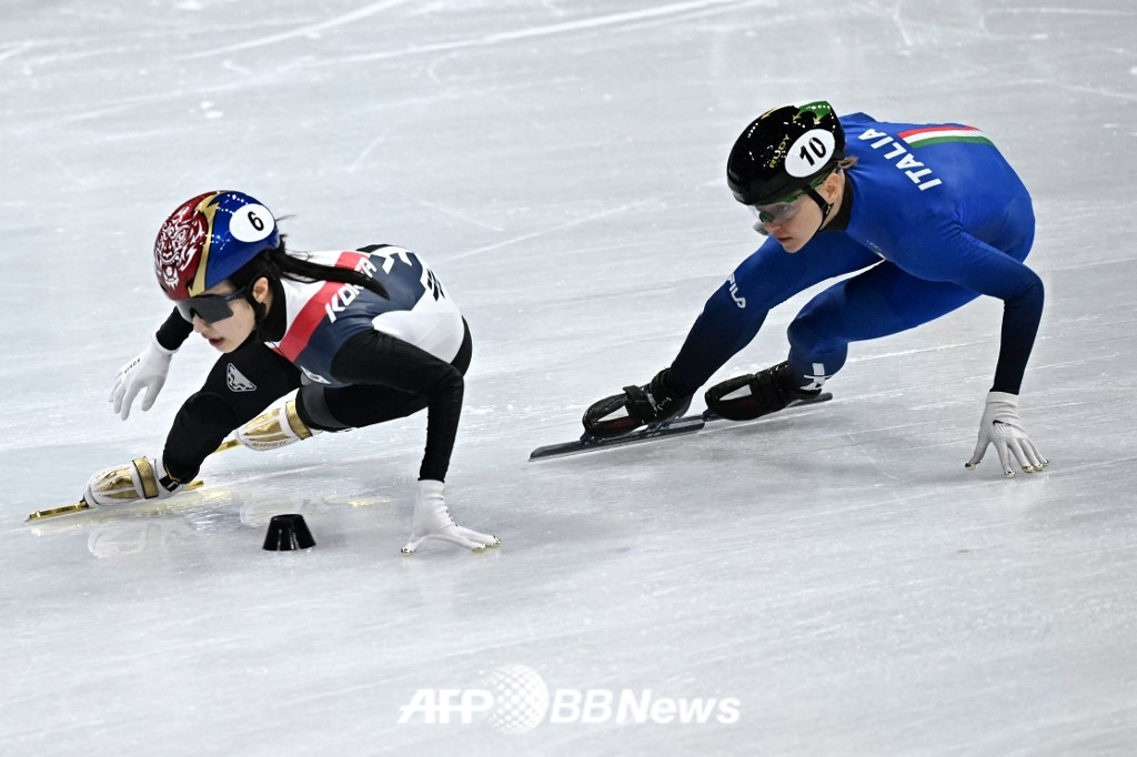 韩国时间19日，意大利短道速滑英雄阿丽安娜•庞塔娜(中)在位于意大利米兰的冰上滑冰馆举行的2026米兰•科尔蒂纳丹佩佐冬奥会短道速滑女子3000米接力决赛中，被吉吉莉(右)逆转。 =法新社BBNews=新闻1。 