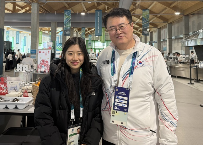 Kim Dae-hyun (right), the second vice minister of culture, sports and tourism, visited the Olympic Village in Milan, Italy on the 20th (local time) to encourage and take a commemorative photo of the remains of figure skating. /Photo = Textbook