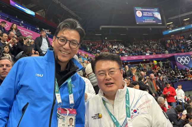 Vice Minister Kim Dae-hyun (right) is taking a commemorative photo with Kim Jae-yeol, executive member of the International Olympic Committee (IOC) and president of the International Skating Union (ISU), at the 2026 Milan-Cortina D'Ampezzo Winter Olympics short track event at the Milan Ice Skating Arena in Italy on the 20th (local time). /Photo = Textbook