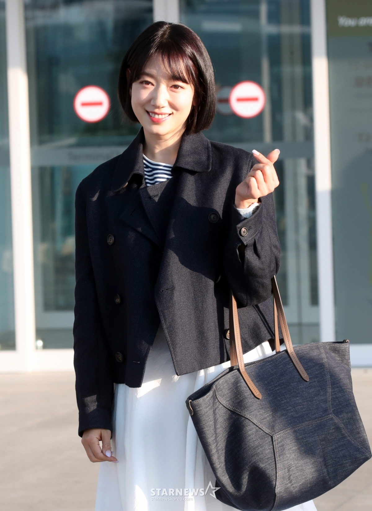 演员朴信惠为了香港日程于8日下午通过仁川机场出国。 照片=任成均tjdrbs23@
