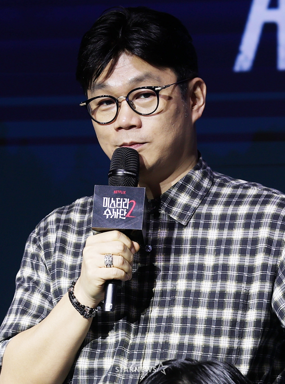 19日,在首尔麻浦区酒店Naru M画廊举行的奈飞综艺《神秘调查团第二季》制作发表会上,郑钟妍PD正在回答提问。 =金辉善/hwijpg@