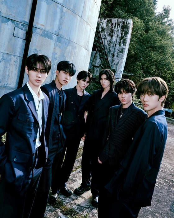 Lunate / Photo courtesy = Fantagio