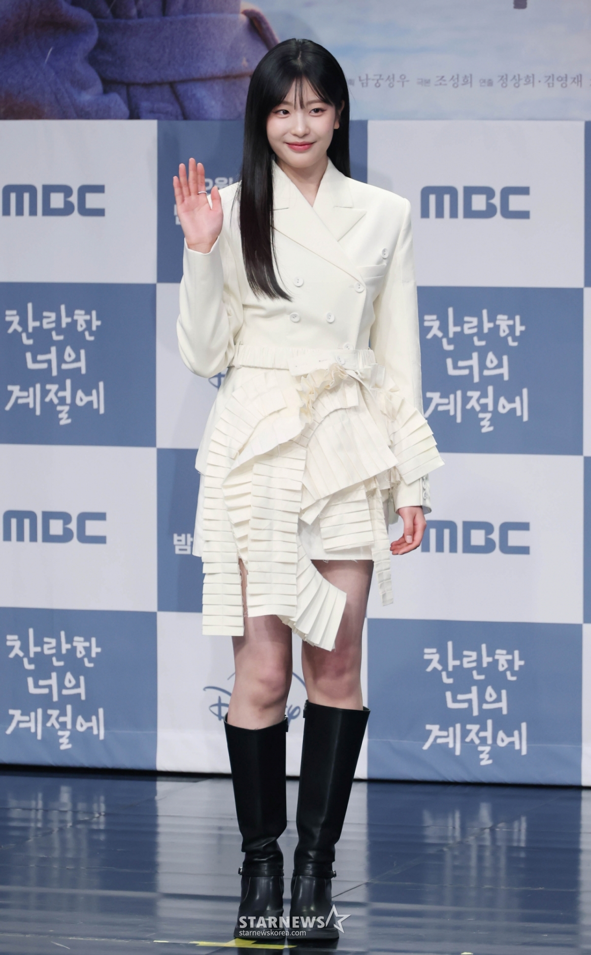19日下午,演员吴艺珠出席在首尔麻浦区上岩洞MBC举行的金土电视剧《灿烂的你的季节》的制作发布会,并摆出造型,供记者们拍照。 /2026.02.19 / 照片=李东勋 photoguy@