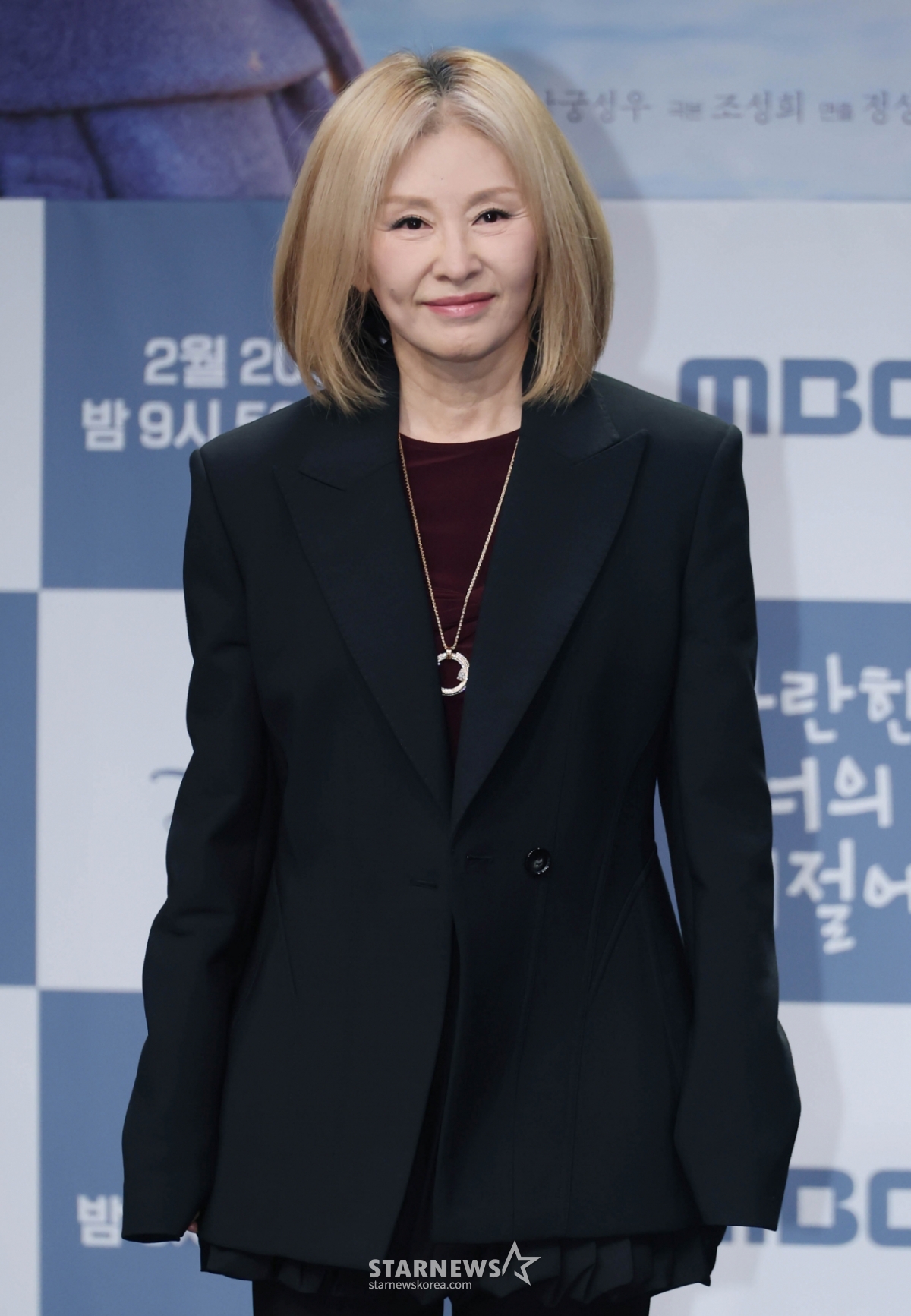 19日下午,演员李美淑出席在首尔麻浦区上岩洞MBC举行的金土电视剧《灿烂的你的季节》的制作发布会,并摆出造型,供记者们拍照。 /2026.02.19 / 照片=李东勋 photoguy@