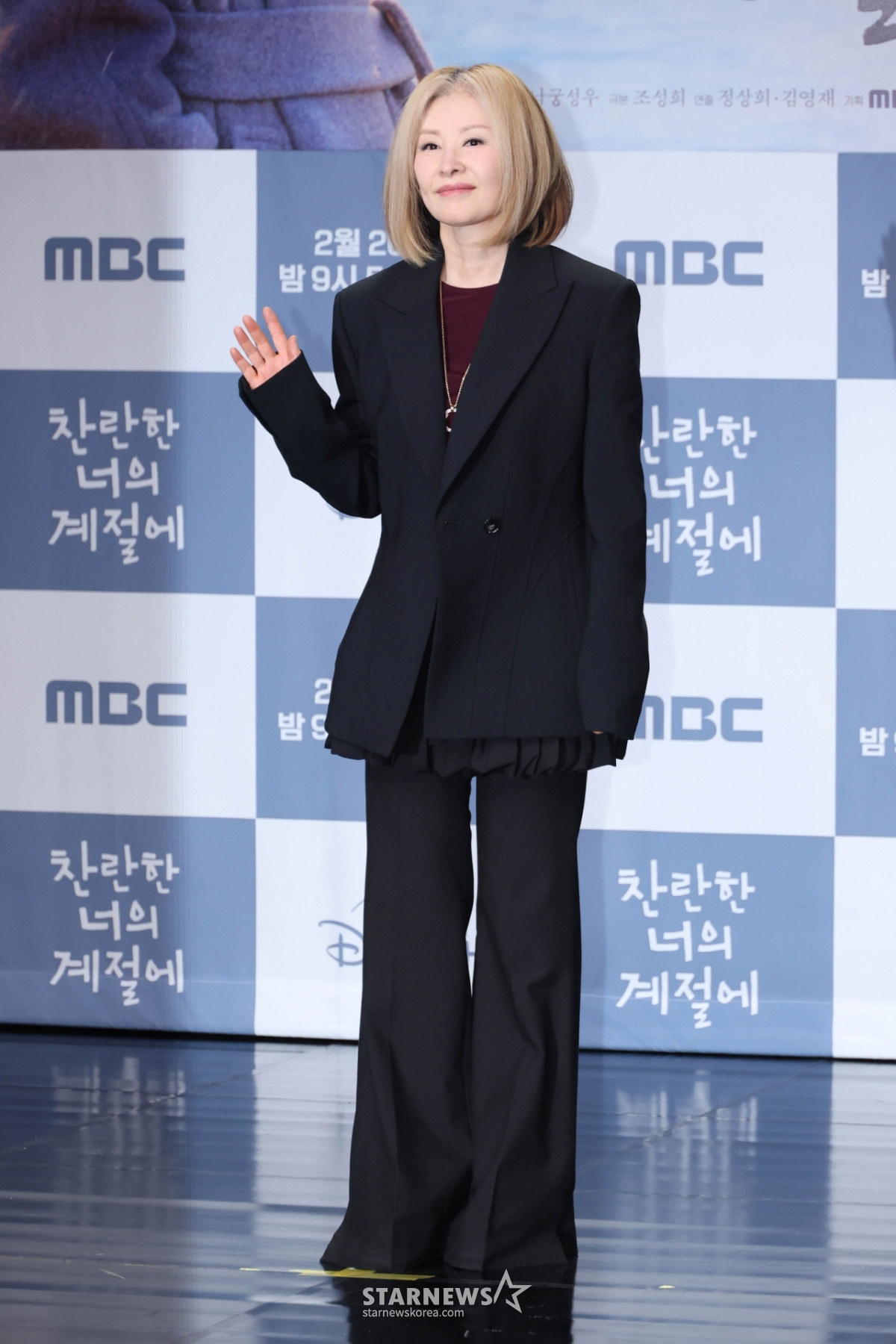 19日下午,演员李美淑出席在首尔麻浦区上岩洞MBC举行的金土电视剧《灿烂的你的季节》的制作发布会,并摆出造型,供记者们拍照。 /2026.02.19 / 照片=李东勋 photoguy@