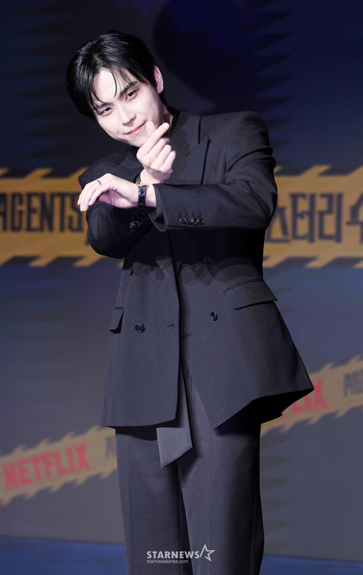 19日,演员金度勋出席在首尔麻浦区酒店Naru M画廊举行的奈飞综艺《神秘调查团第二季》制作发布会,并摆出造型,供记者们拍照。 =金辉善/hwijpg@