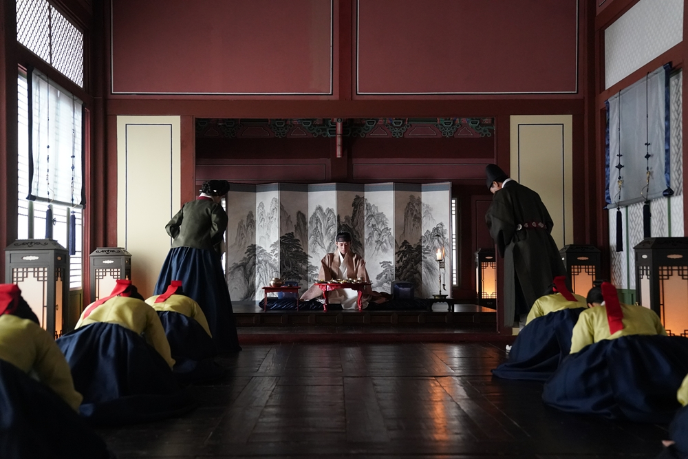 The Man Who Lives With The King / Photograph = Showbox