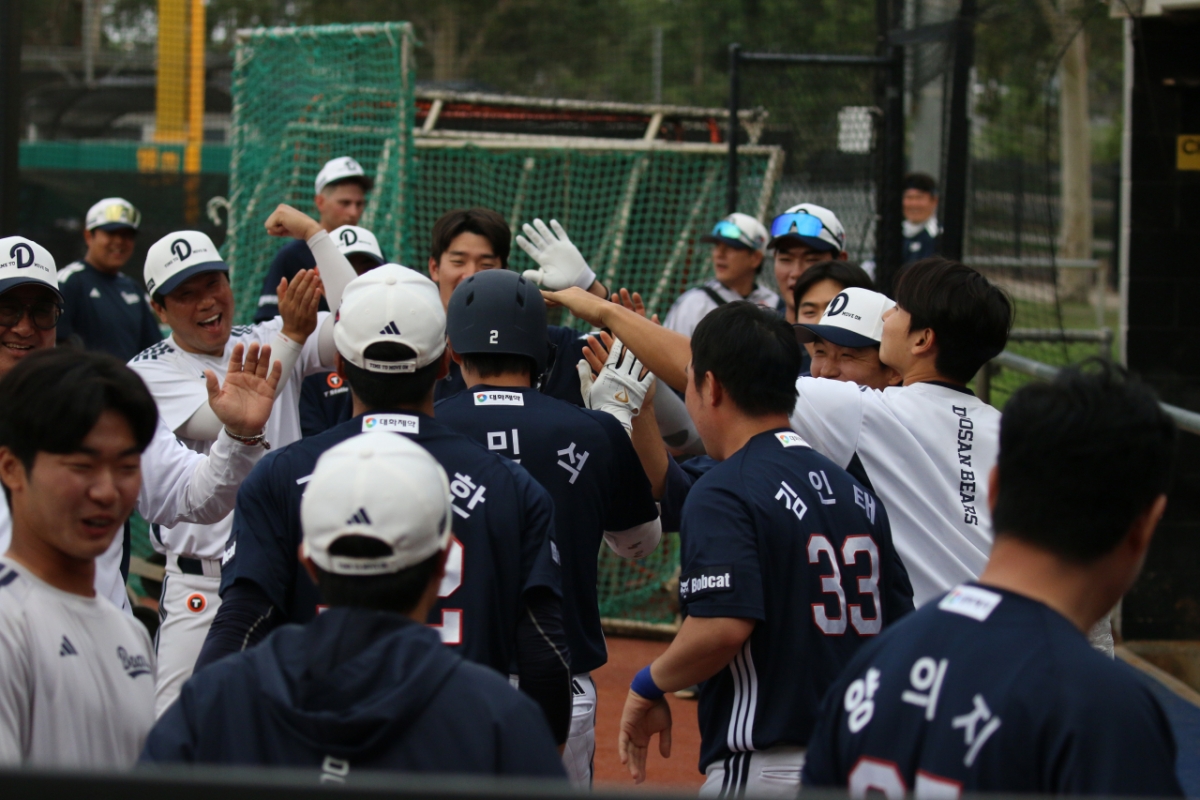 Doosan Bears' Kim Min-seok (center) is receiving congratulatory messages from his teammates after hitting a home run in the first inning. /Photo = Courtesy of Doosan Bears