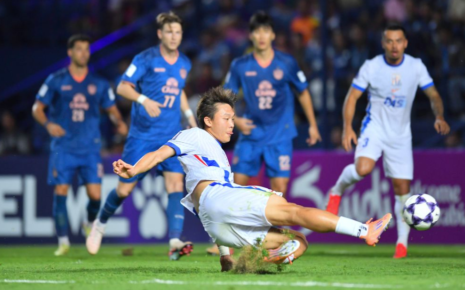 图为17日，武里南联队与上海申花队进行的亚冠精英赛。 =照片=亚足联提供。