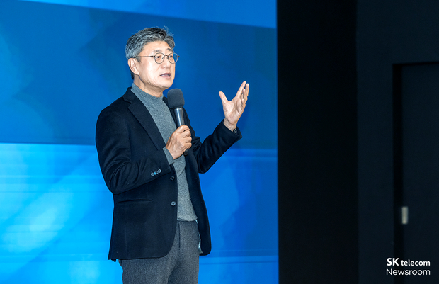 SK电信CEO郑在宪(音)与公司内部成员见面,要求随着AX加速而发生变化。