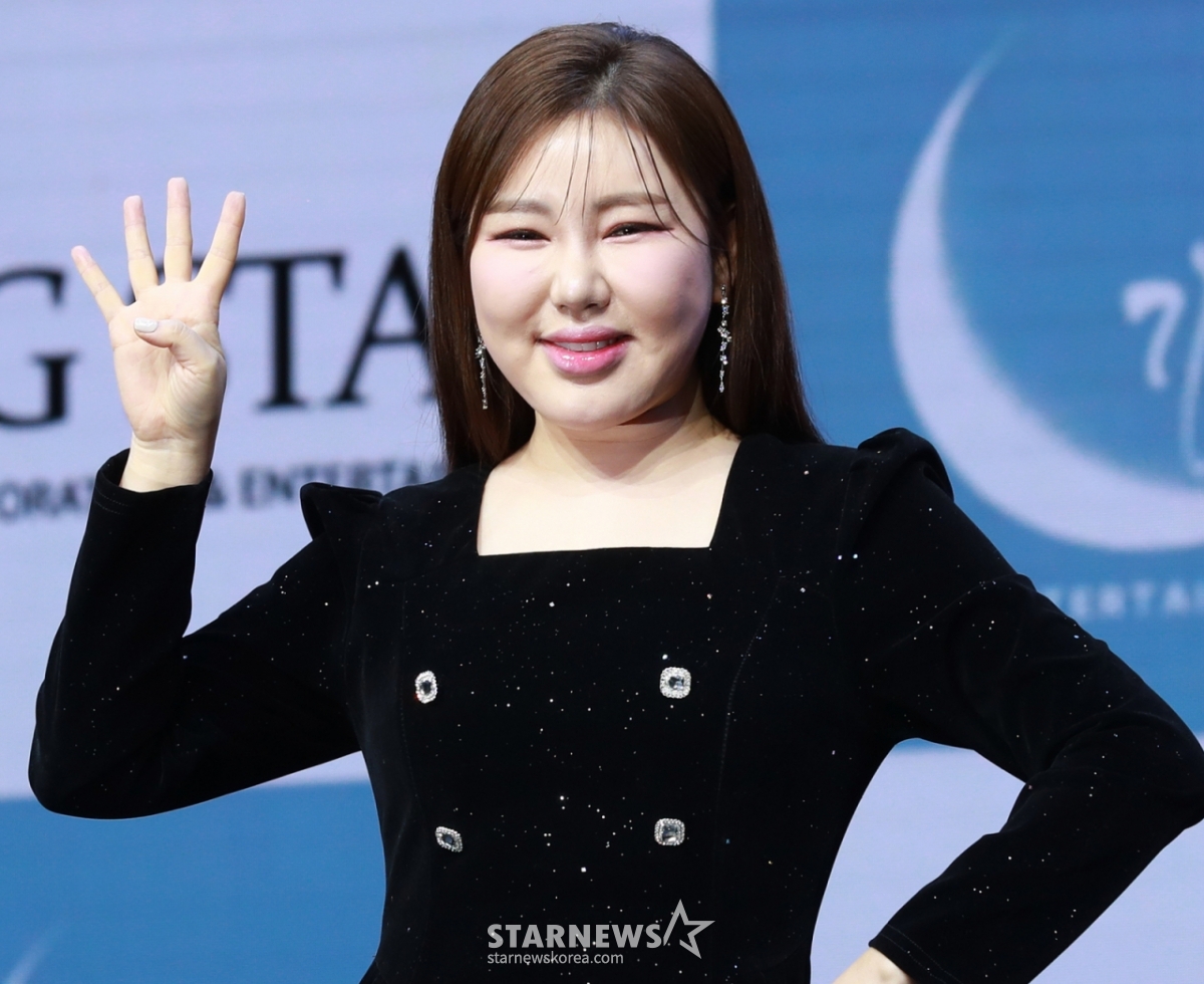 歌手宋歌人11日下午在首尔江西区天空艺术厅举行的正规4辑《佳人:月亮》发行纪念表演秀上摆出造型,供记者们拍照。 /2025.02.11 / 照片=李东勋 photoguy@