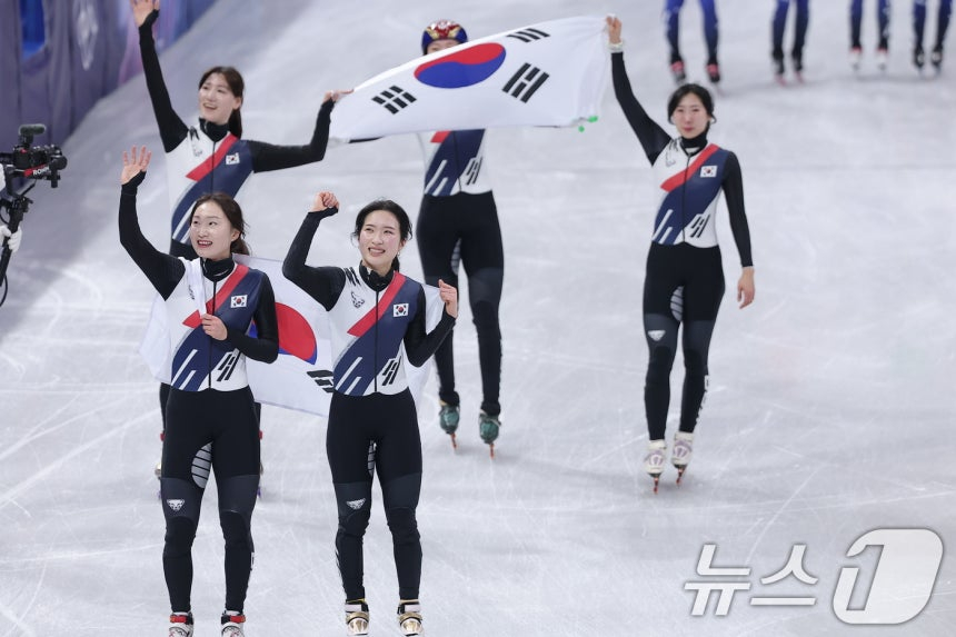Kim Ki-li, Choi Min-jeong, Shim Suk-hee, and Noh Do-hee of the Korean women's short track team are celebrating their joy after winning the gold medal in the women's 3,000m relay final at the 2026 Milan-Cortina D'Ampezzo Winter Olympics at the Milan Ice Skating Arena in Italy on the 18th (local time). /Photo = News 1