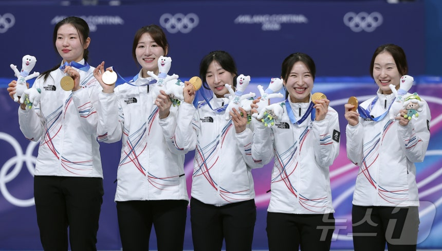 The Korean women's short track team won the gold medal in the women's 3,000 meter relay at the Milan Winter Olympics. /Photo = News 1