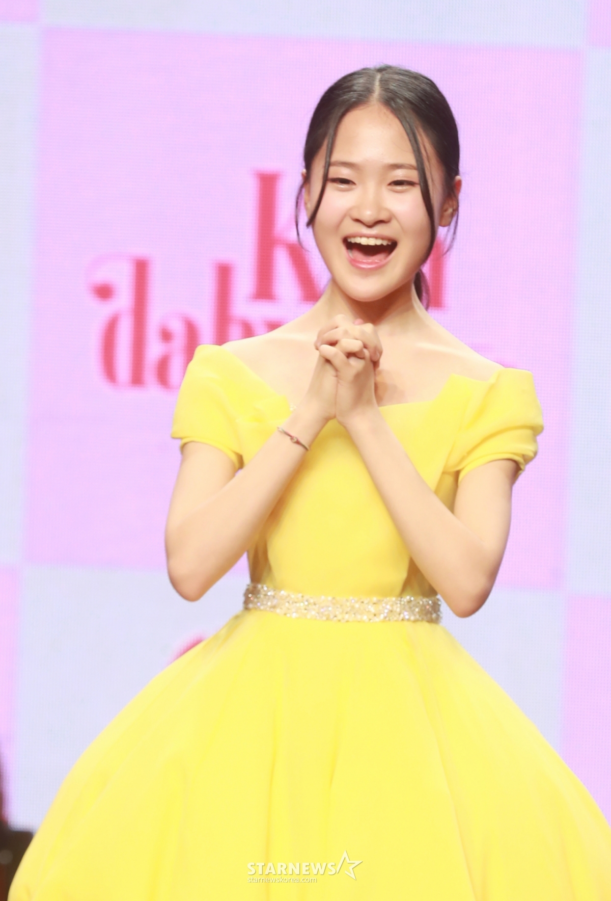 Singer Kim Da-hyun poses at the showcase for her second full-length album "15" held at Ilji Art Hall in Gangnam-gu, Seoul on the afternoon of the 2nd. The album contains a total of 19 songs, including the title songs "Mom," "Azber," and "Now I Know." /2023.02.02