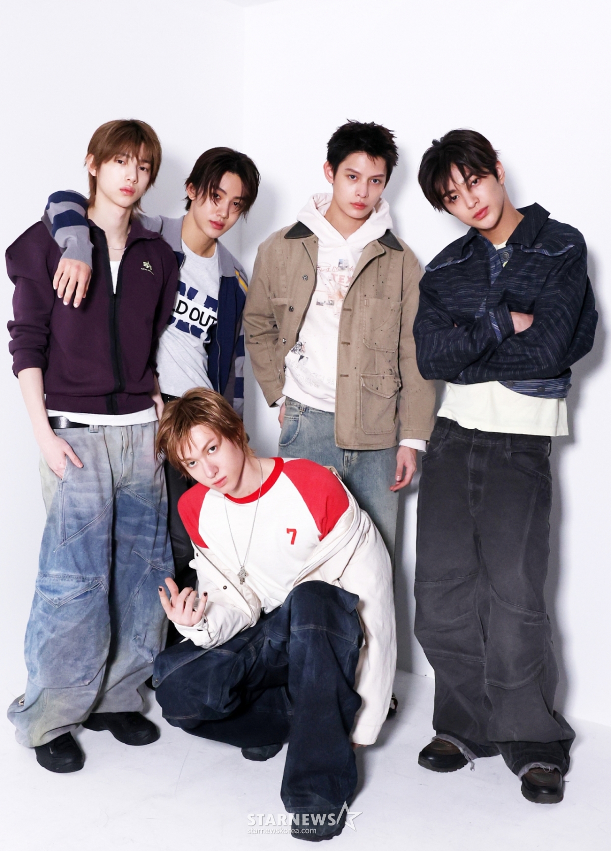 =科尔蒂斯（左起为朱勋、成贤、马丁、詹姆斯、卢建昊）。  