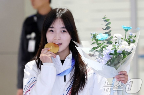Choi Ga-on, who won the gold medal in the women's halfpipe snowboarding at the Milan/Cortina D'Ampezzo Winter Olympics, returns home through Incheon Airport Terminal 2 on the 16th and poses. /Photo = News 1