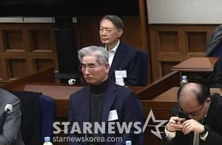 （首尔=新闻1）=韩国前总统尹锡悦19日下午出席了在首尔瑞草区首尔中央地方法院举行的12·3紧急戒严相关内乱首领嫌疑事件的一审宣判公审。 （首尔中央地方法院提供。 禁止再销售及DB)2026.2.19/新闻1 Copyright©新闻1. All rights reserved.禁止擅自转载及再分配,禁止使用AI学习。 =照片=（首尔=新闻1）。