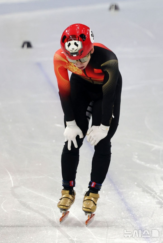 18日(当地时间)，在意大利米兰冰上滑冰馆举行的2026米兰•科尔蒂纳丹佩佐冬奥会短道速滑男子500米半决赛结束后，韩国籍选手林孝俊(韩国名林孝俊)正在缓气。 =照片=newsis。