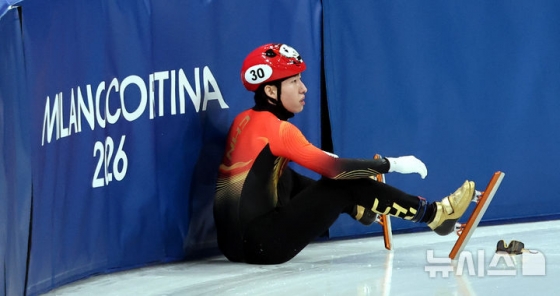 14日(当地时间)，在意大利米兰冰上滑冰馆举行的2026米兰•科尔蒂纳丹佩佐冬奥会短道速滑男子1500米四分之一决赛中，中国选手林小军在比赛中摔倒。 =照片=newsis。