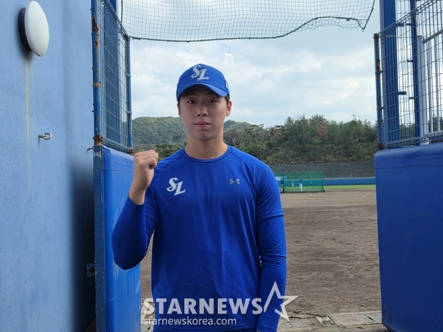 19日,三星李浩范在日本冲绳onnason akama球场接受记者采访。 =照片=金东润。