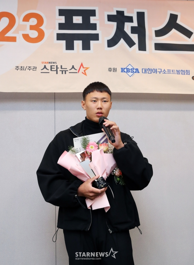 大邱高中时期的裴灿胜(音)在2023 Futures明星大奖上获得棒球明星奖后,正在发表感想。 =照片=金昌贤。