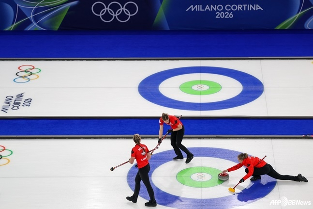 =韩国时间19日晚10时，在意大利科尔蒂纳丹佩佐的科尔蒂纳冰壶奥林匹克体育场举行的2026米兰和科尔蒂纳丹佩佐冬奥会女子冰壶巡回赛第9轮比赛中。