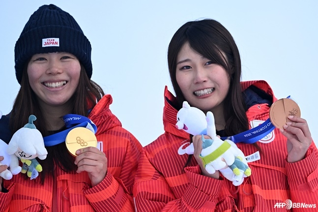 2026米兰·科尔蒂纳丹佩佐冬奥会单板滑雪女子坡面障碍技巧项目分别获得金牌和铜牌的深田玛丽（左）和村濑科莫。 =法新社BBNews=新闻1。