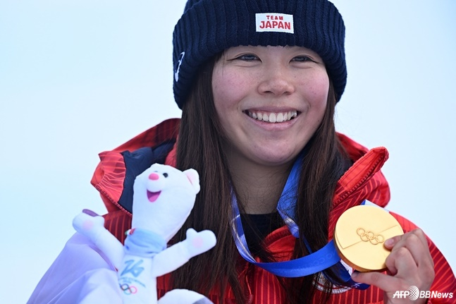 获得2026米兰·科尔蒂纳丹佩佐冬奥会单板滑雪女子坡面障碍技巧金牌的深田玛丽。 =法新社BBNews=新闻1。