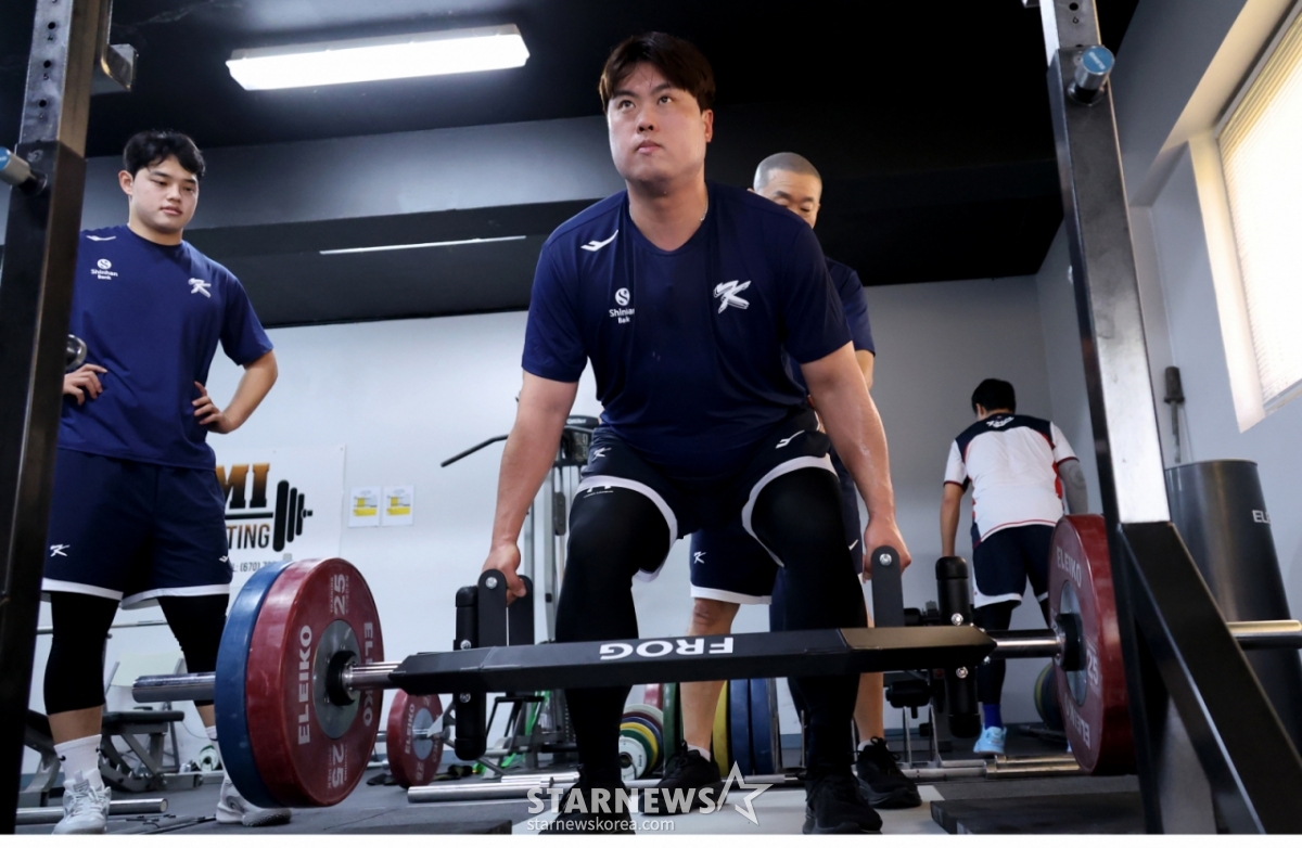 韩国棒球队柳贤振今年1月在塞班岛Olleye Sports Complex举行的转地训练中正在进行硬举。 =照片=高级记者姜英祖。