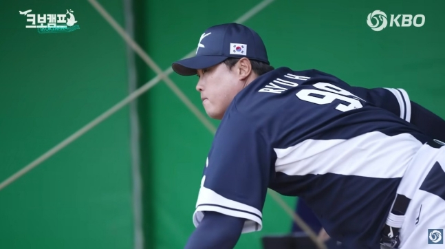 柳贤振正在日本冲绳代表队第2次训练营进行候补投手训练区投球。 =KBO YouTube视频结束。